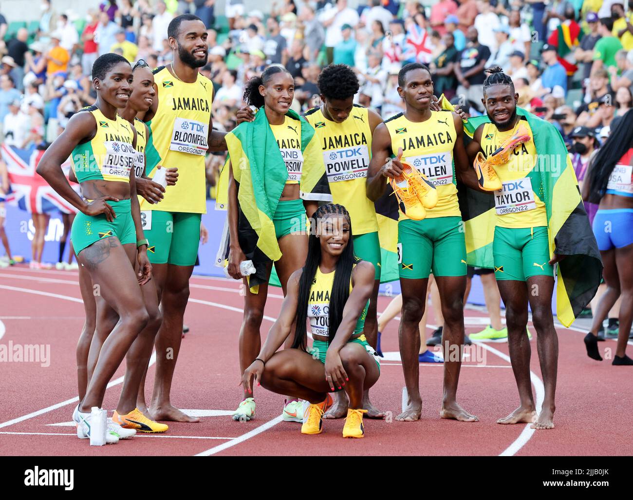 Athletics - World Athletics Championships - Hayward Field, Eugene, Oregon, U.S. - July 24, 2022 Jamaica's Janieve Russell, Candice McLeod, Akeem Bloomfield, Stephenie Ann McPherson, Charokee Young, Jevaughn Powell, Nathon Allen and Christopher Taylor pose after finishing both the women's and men's 4x400 metres finals in second place REUTERS/Lucy Nicholson Stock Photo