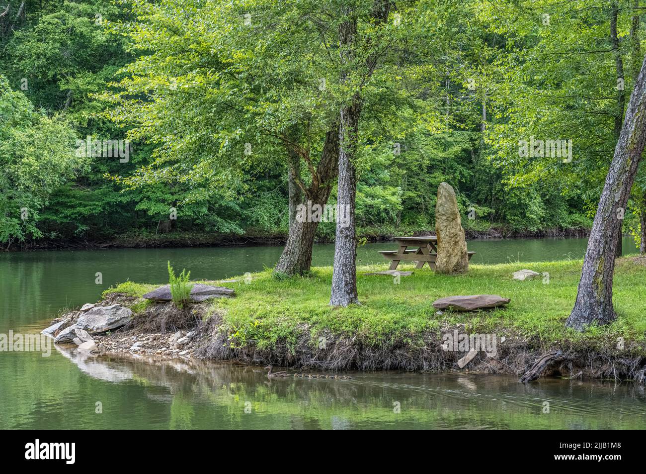 A perfect spot for a picnic where Butternut Creek meets the Nottely River at Meeks Park in Blairsville, a scenic town in the North Georgia Mountains. Stock Photo