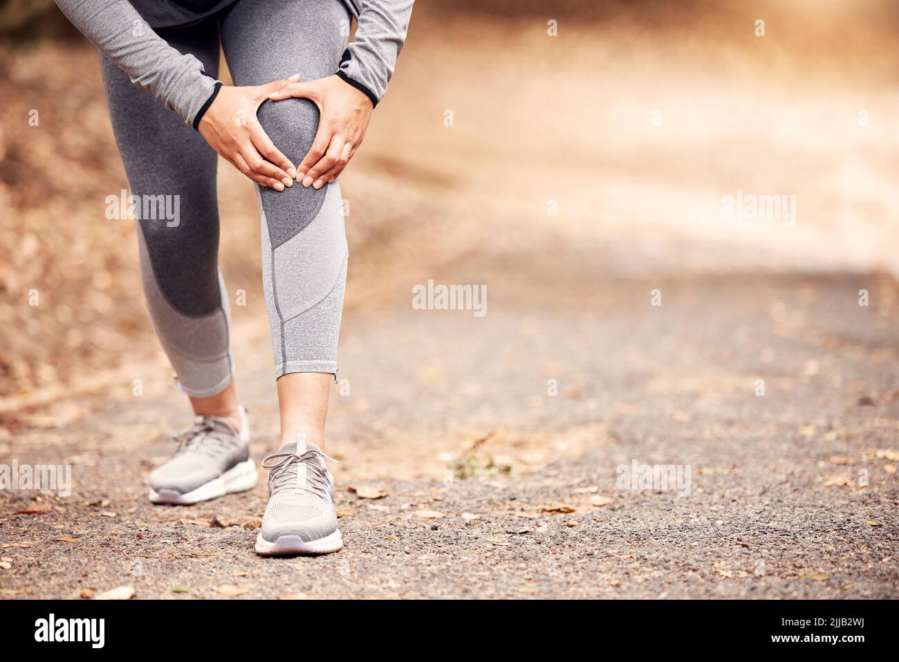 Sporty woman knee pain hi res stock photography and images Page