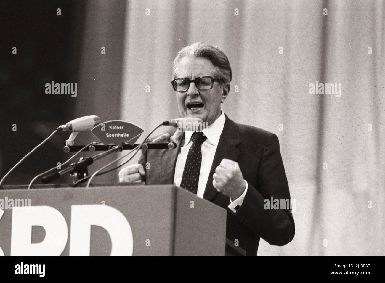 Der deutsche SPD Politiker Hans-Jochen Vogel hält eine Rede während einer SPD Pressekonferenz 1983 in Köln. Stock Photo