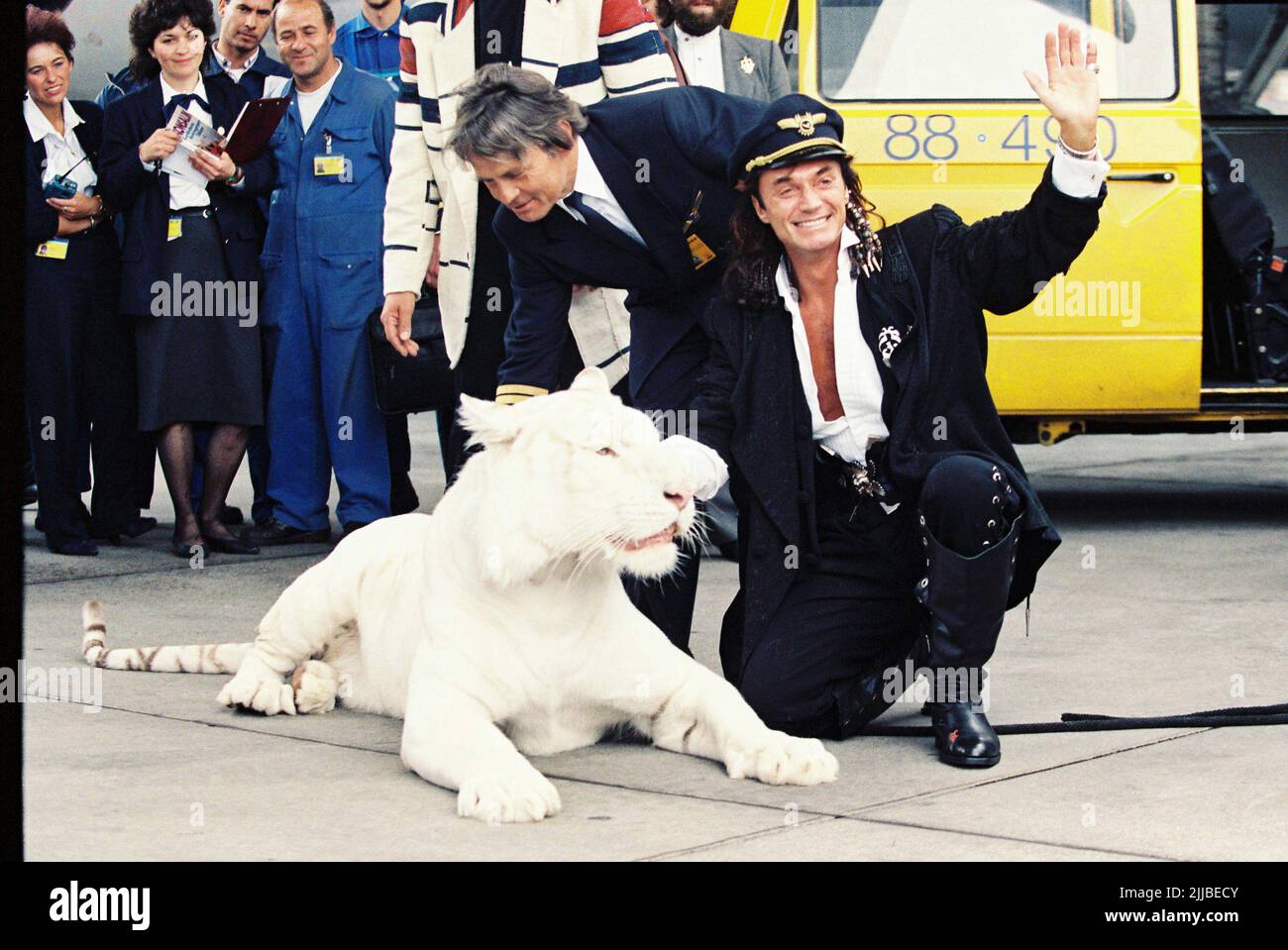 Siegfried und Roy schenken dem Phantasialand in Brühl bei Köln zum 20. Geburtstag zwei weiße Tigerjunge.Im Hintergrund Gottlieb Löffelhardt (Phantasialand) Deutschland, 1987 Stock Photo
