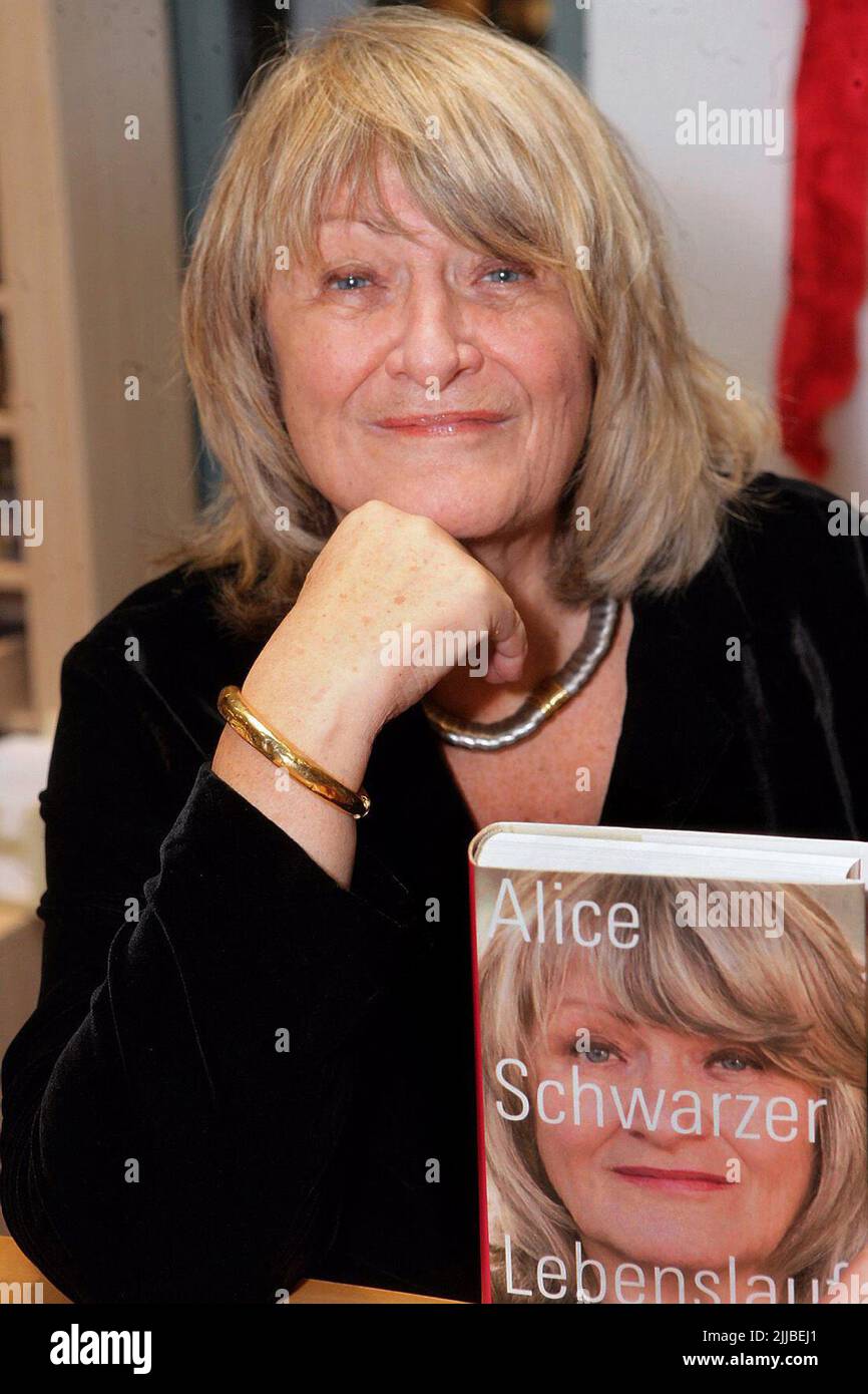 Die deutsche Journalistin, Publizistin und Frauenrechtlerin Alice Schwarzer während einer Signierstunde, für ihr Buch 'Lebenslauf' in der Buchhandlung Thalia. Stock Photo