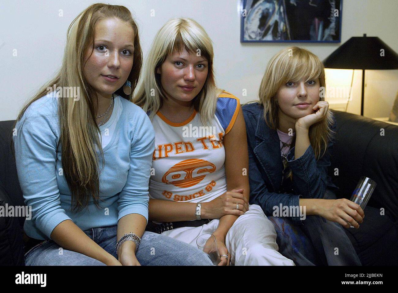 Die Pop-Rock-Girlgroup aus Estland Vanilla Ninja im Tonstudio. Lenna Kuurmaa, Piret Järvis-Milder und Kerli Kivilaan Stock Photo