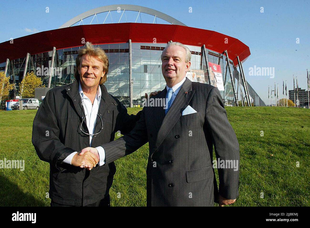 Der deutsche Sänger, Schlagersänger Howard Carpendale mit Lanxess Arena Chef Ralf Bernd Assenmacher vor der Lanxess Arena Stock Photo