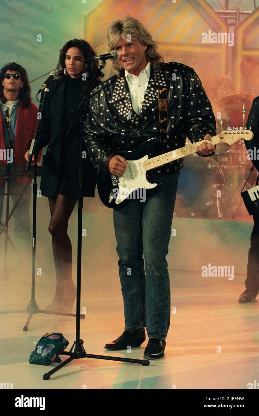 Der deutscher Musikproduzent, Komponist, Songwriter und Sänger Dieter Bohlen performt den Song 'Deja Vu'  mit seiner Band Blue System während einem Auftritt in einer deutschen Fernsehshow im Jahr 1991. Stock Photo