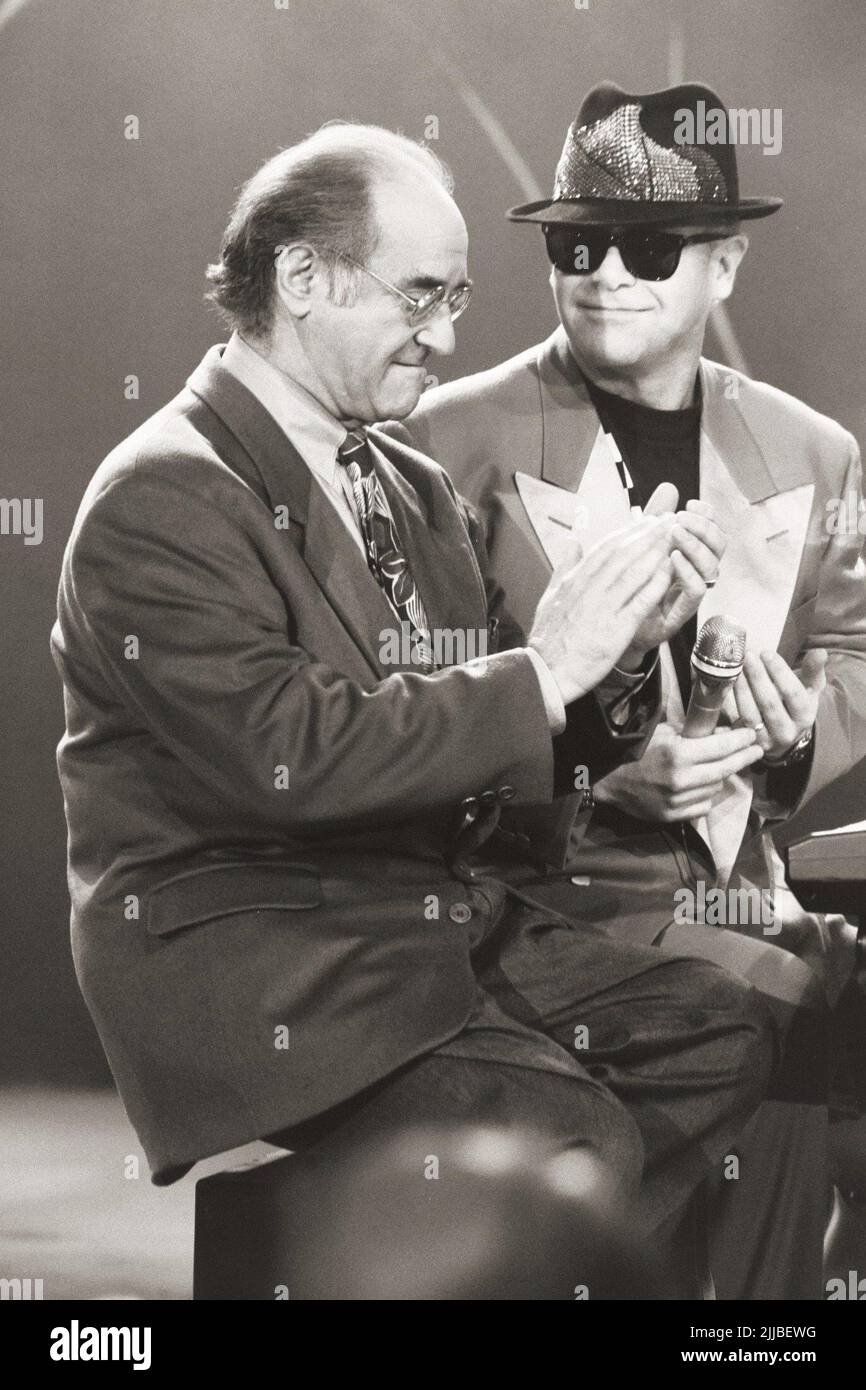Der deutsche Moderator Alfred Biolek (rechts) und der britische Sänger, Komponist, Pianist und zweifacher Oscar-Preisträger Elton John. Stock Photo