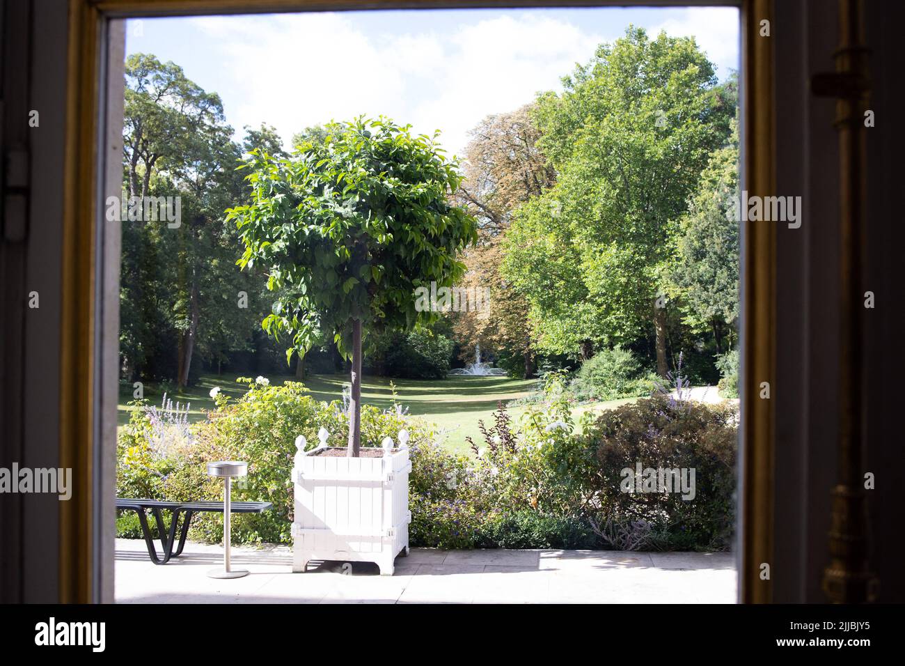 Paris, France, July 25, 2022. View of the Elysee Garden. French President holds a Olympic Council at the Elysee Palace about the 2024 Olympic Games in Paris on July 25, 2022. Photo by Raphael Lafargue/ABACAPRESS.COM Stock Photo