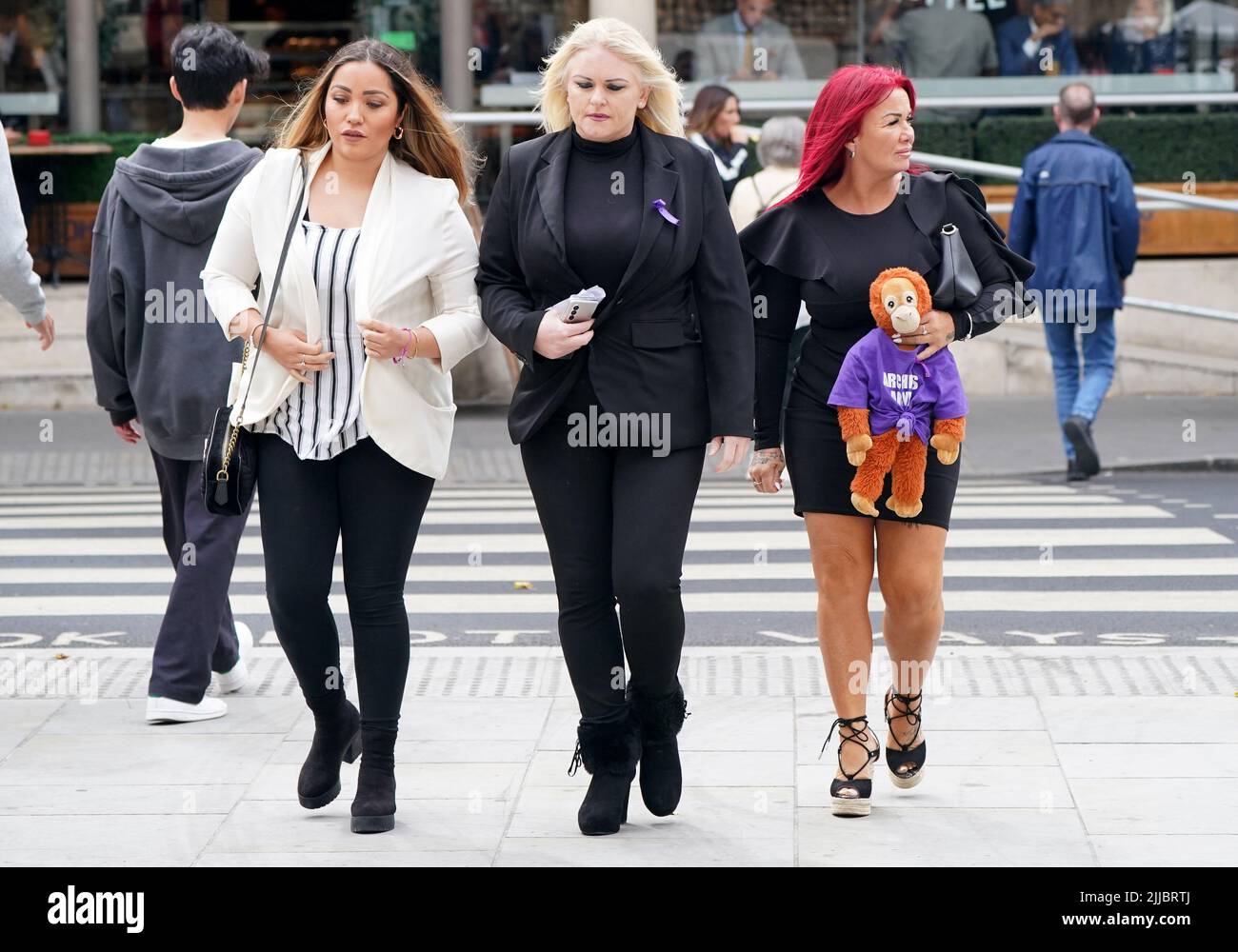 The mother of Archie Battersbee, Hollie Dance (centre), arrives at the Royal Courts Of Justice in London to ask Court of Appeal judges to overturn a ruling by High Court judge Mr Justice Hayden, who decided that life-support treatment for their 12-year-old son who suffered a 'devastating' brain injury could stop. Picture date: Monday July 25, 2022. Stock Photo
