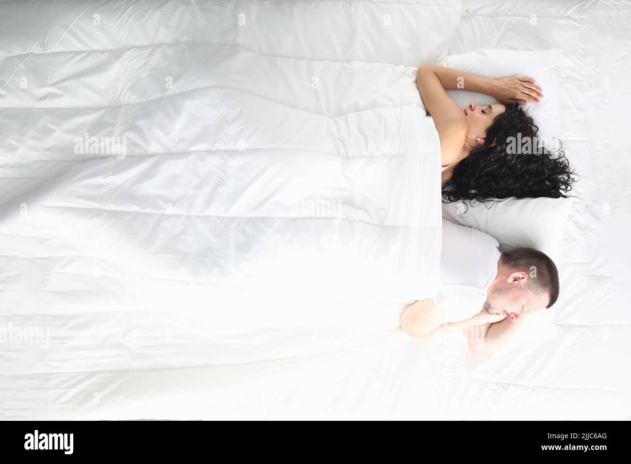 Сон муж признался в измене. Друг на друг лицом на кровати.