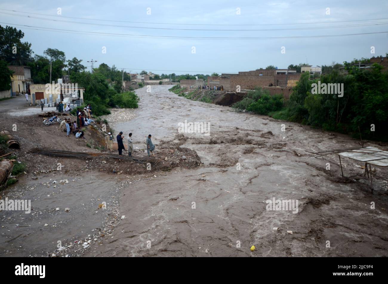 Peshawar, Pakistan, 24/07/2022, Flood in Mathura Shagai Hindkian Wazir Qila area of Peshawar since seven o'clock in the morning. Safety dams were to be built at several places under the Act, but due to the continuous increase in floods, the safety dams at three places have also been washed away. The administration has already opened the spills of Varsik Dam, while on the other hand, in Afghanistan and tribal areas. Due to continuous rain since last year, the water has diverted to the mentioned areas for which emergency measures are required. (Photo by Hussain Ali/Pacific Press) Stock Photo