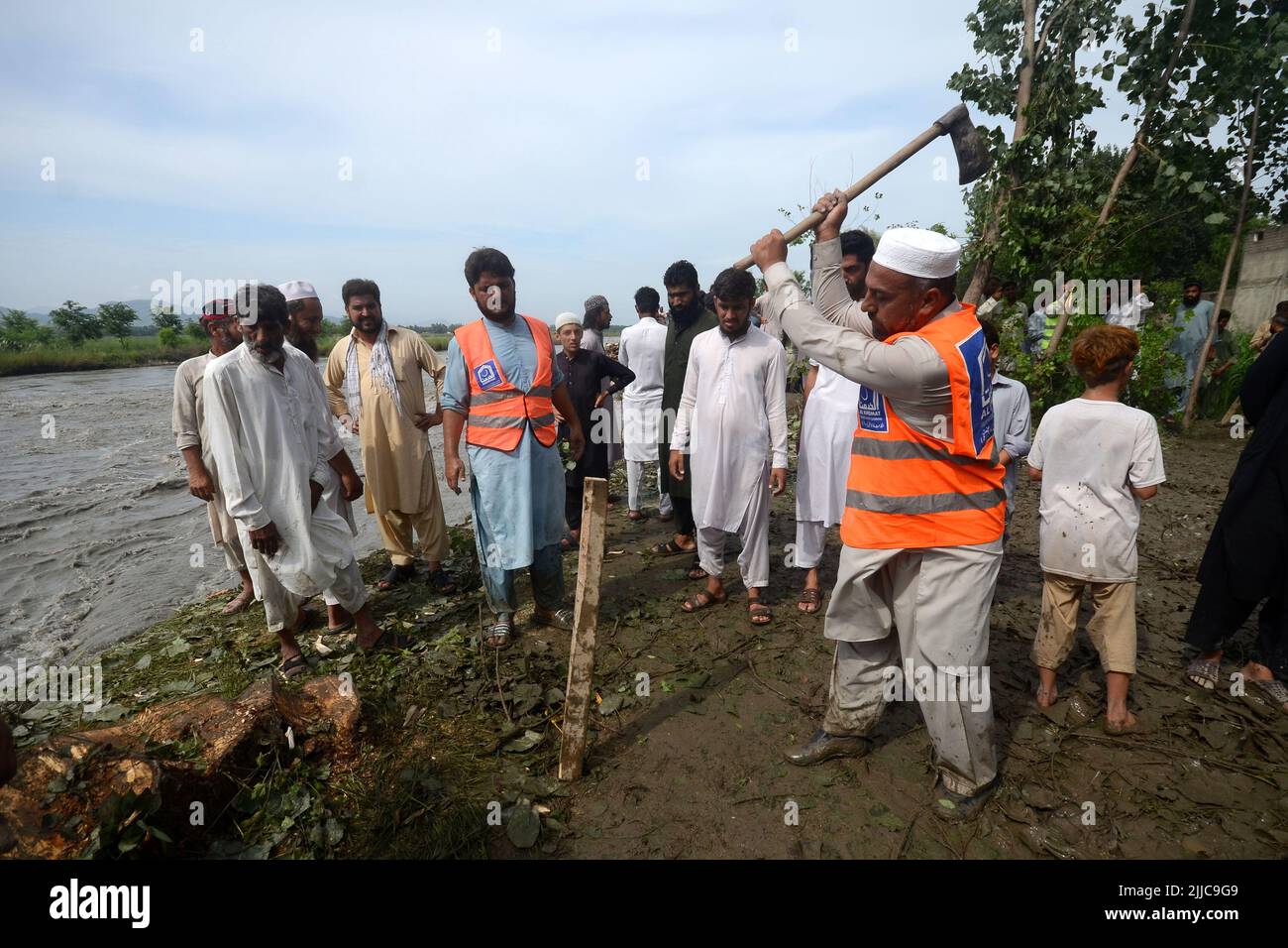 Peshawar, Pakistan, 24/07/2022, Flood in Mathura Shagai Hindkian Wazir Qila area of Peshawar since seven o'clock in the morning. Safety dams were to be built at several places under the Act, but due to the continuous increase in floods, the safety dams at three places have also been washed away. The administration has already opened the spills of Varsik Dam, while on the other hand, in Afghanistan and tribal areas. Due to continuous rain since last year, the water has diverted to the mentioned areas for which emergency measures are required. (Photo by Hussain Ali/Pacific Press) Stock Photo