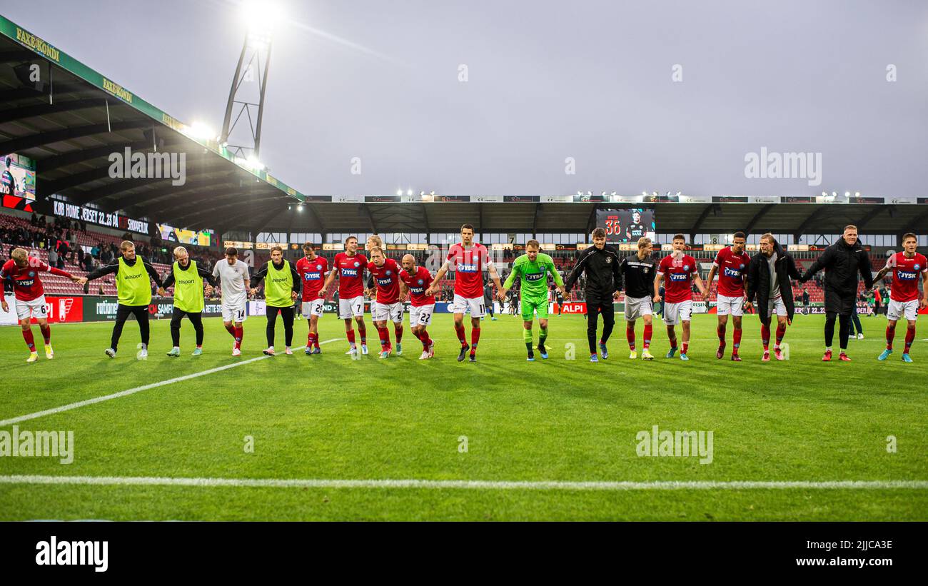 Herning, Denmark. 22nd, July 2022. The players of Silkeborg IF are celebrating the victory after the 3F Superliga match between FC Midtjylland and Silkeborg IF at MCH Arena in Herning. (Photo credit: Gonzales Photo - Morten Kjaer). Stock Photo
