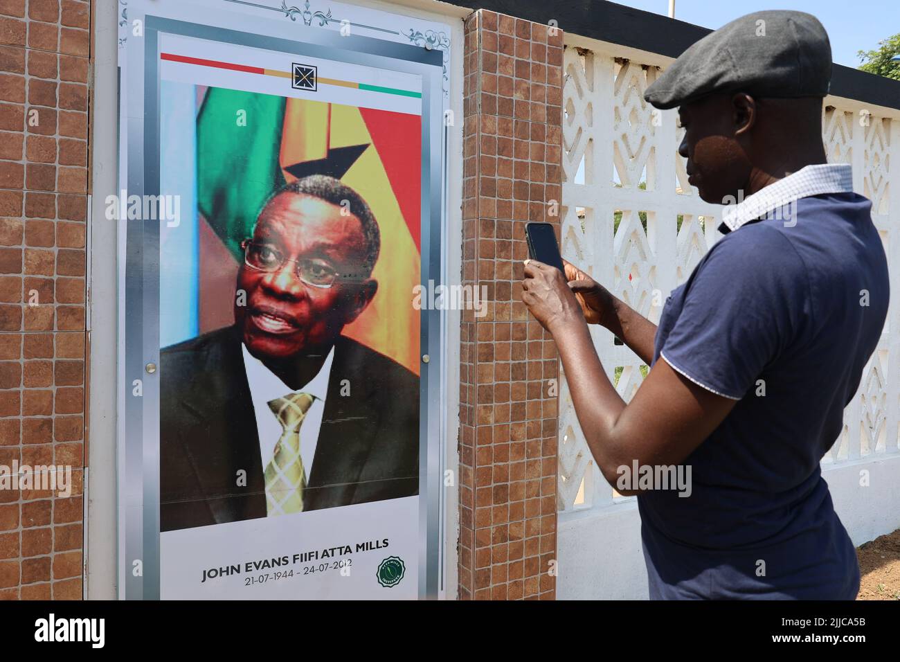 (220725) -- ACCRA, July 25, 2022 (Xinhua) -- A man takes a photo at a ceremony to commemorate the 10th anniversary of the death of former Ghanaian President John Evans Atta Mills in Accra, Ghana on July 24, 2022. Solemn ceremonies were held Sunday to commemorate the 10th anniversary of the death of former Ghanaian President John Evans Atta Mills, who died in office in 2012. (Photo by Seth/Xinhua) Stock Photo