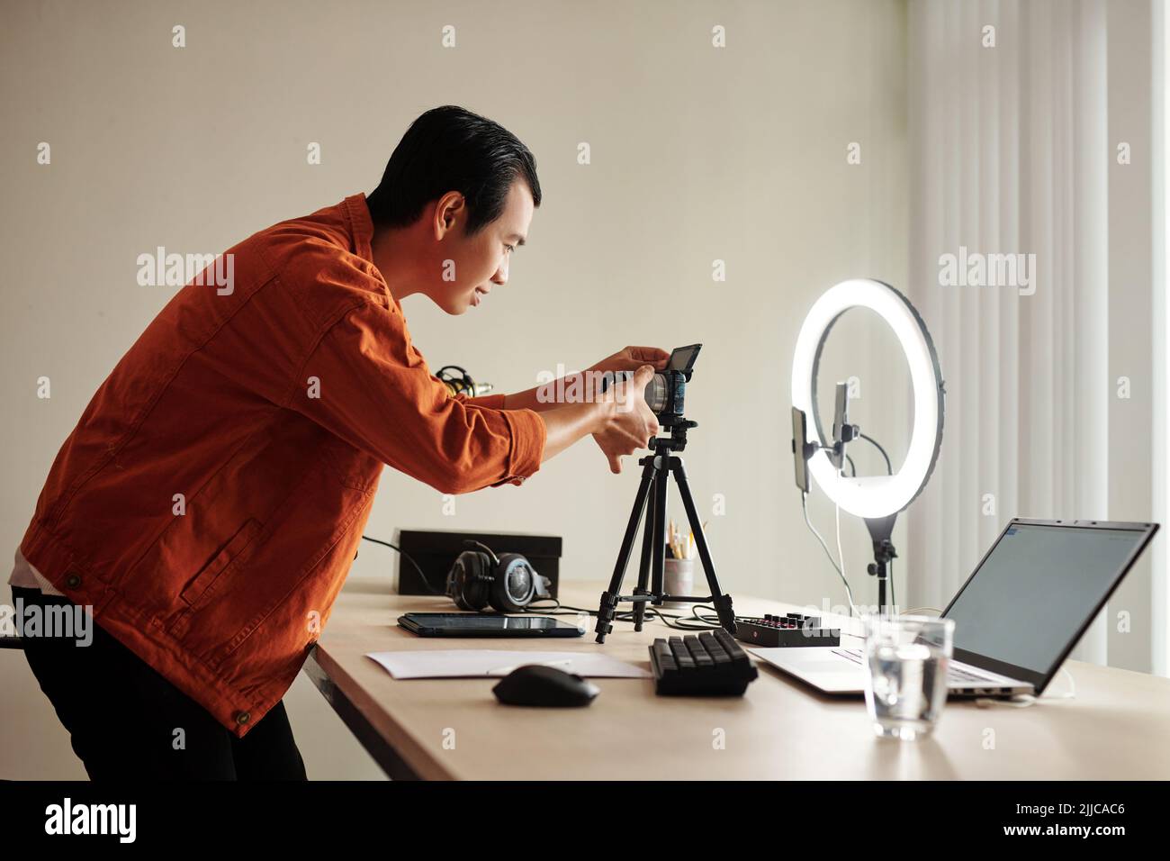 Changing camera lens hi-res stock photography and images - Alamy