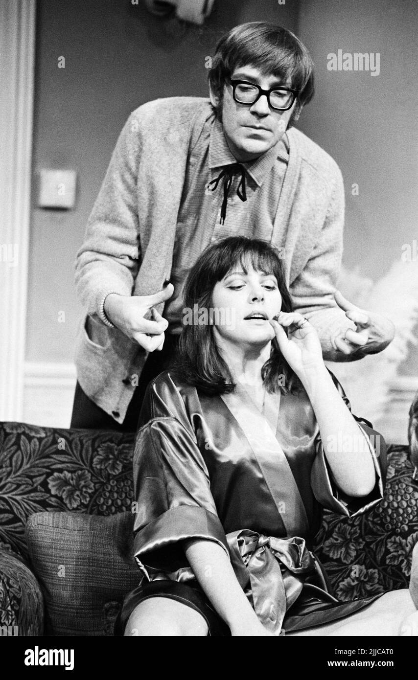 David Warner (Hammett), Penelope Wilton (Maud) in THE GREAT EXHIBITION by David Hare at the Hampstead Theatre, London NW3   24/02/1972  design: Saul Radomsky  lighting: Nick Chelton  director: Richard Eyre Stock Photo