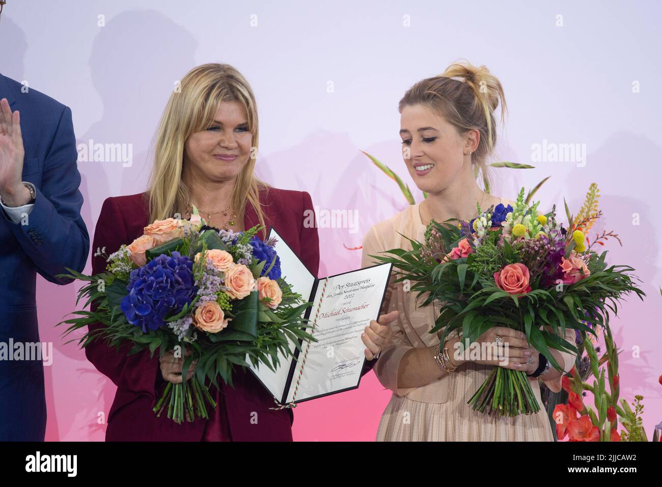 Cologne, Deutschland. 20th July, 2022. from left: Corinna SCHUACHER, Gina SCHUMACHER, with the state award certificate for Michael Schumacher, red carpet, Red Carpet Show, arrival, presentation of the state award of the state of North Rhine-Westphalia in Cologne on July 20th, 2022 ? Credit: dpa/Alamy Live News Stock Photo