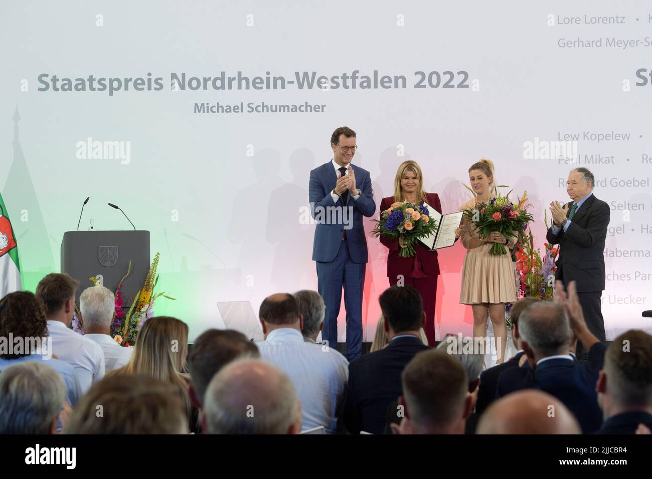 Cologne, Deutschland. 20th July, 2022. from left: Hendrik WUEST, W?st, CDU, Prime Minister of North Rhine-Westphalia, Corinna SCHUACHER, Gina SCHUMACHER, with the state award certificate for Michael Schumacher, Jean TODT, former team boss Ferrari, red carpet, Red Carpet Show, arrival, arrival, presentation of the State Prize of the State of North Rhine-Westphalia in Cologne on July 20th, 2022 ? Credit: dpa/Alamy Live News Stock Photo