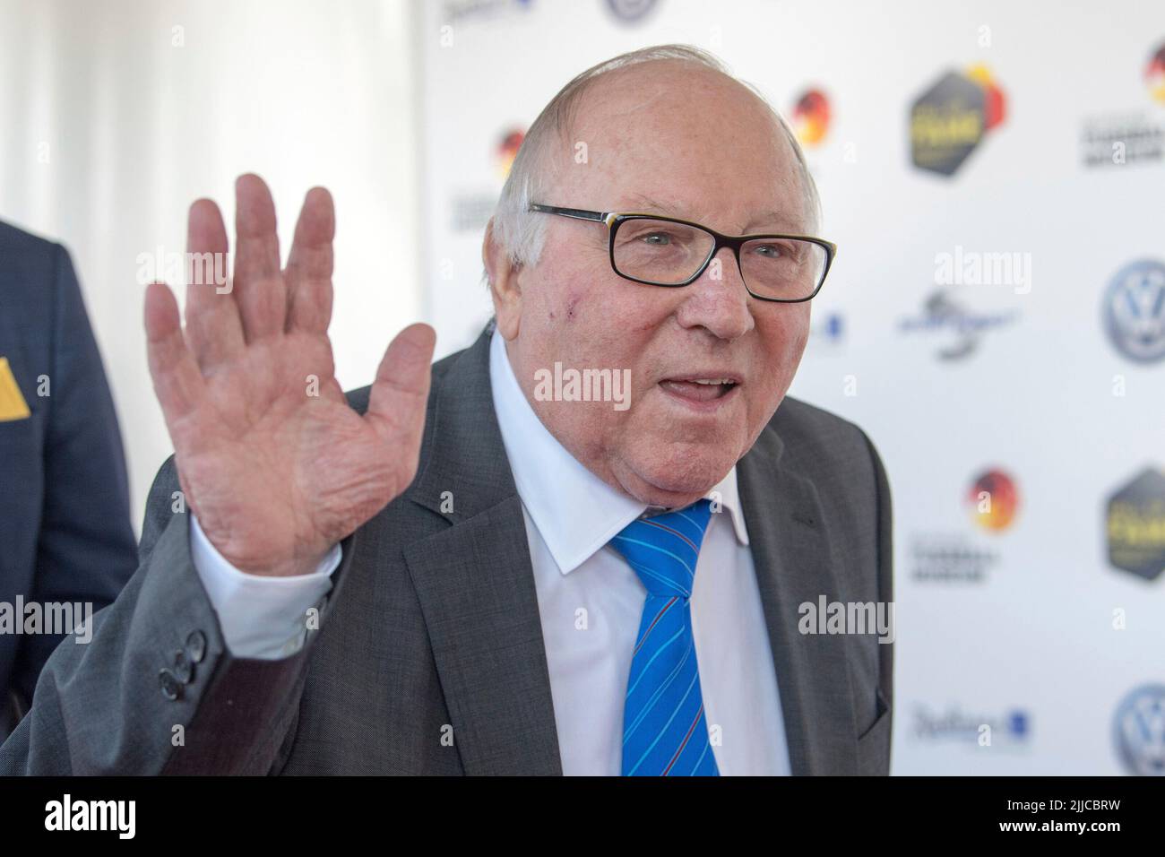 ARCHIVE PHOTO UWE SEELER DIED AT THE AGE OF 85 Uwe SEELER (former soccer professional) greets, greets, greeting, greeting, gesture, gesture, half-length portrait, red carpet before the award ceremony for the opening of the Hall of Fame of German soccer on April 1st, 2019 in Dortmund/Germany. © Stock Photo