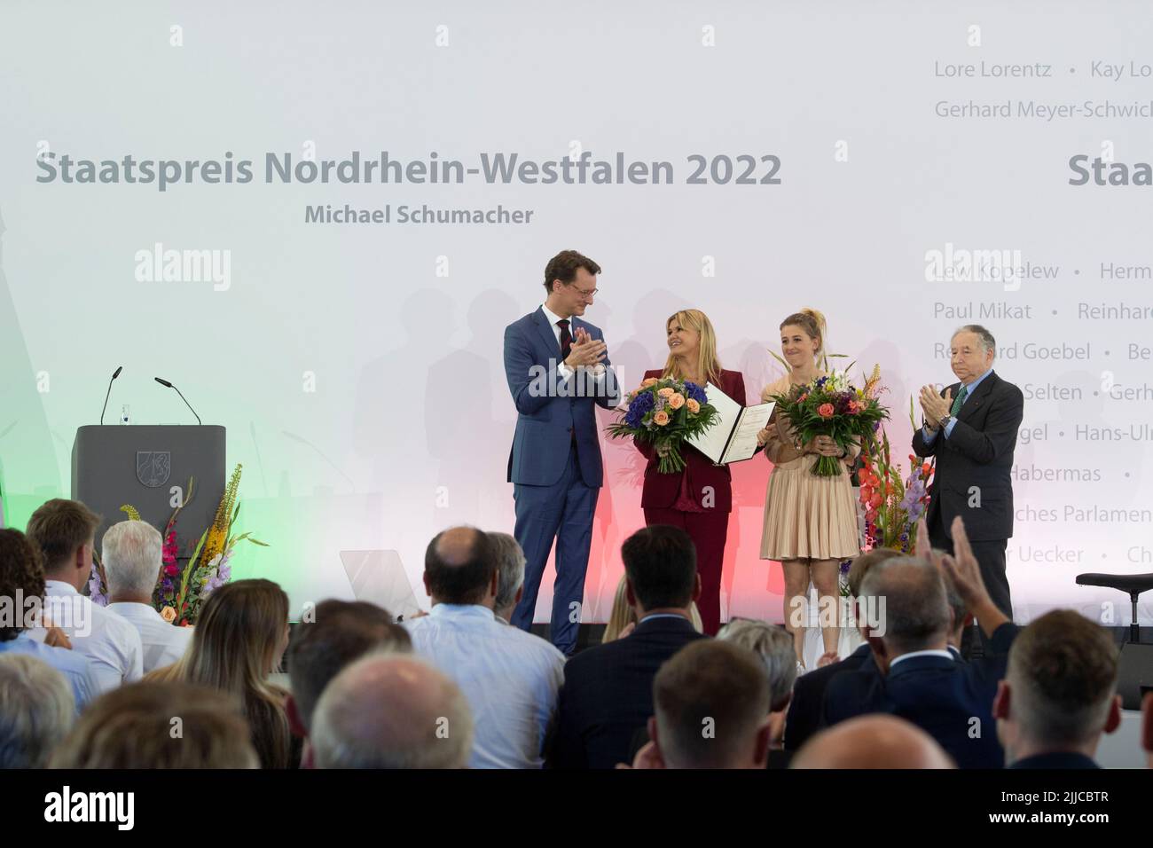 Cologne, Deutschland. 20th July, 2022. from left: Hendrik WUEST, W?st, CDU, Prime Minister of North Rhine-Westphalia, Corinna SCHUACHER, Gina SCHUMACHER, with the state award certificate for Michael Schumacher, Jean TODT, former team boss Ferrari, red carpet, Red Carpet Show, arrival, arrival, presentation of the State Prize of the State of North Rhine-Westphalia in Cologne on July 20th, 2022 ? Credit: dpa/Alamy Live News Stock Photo