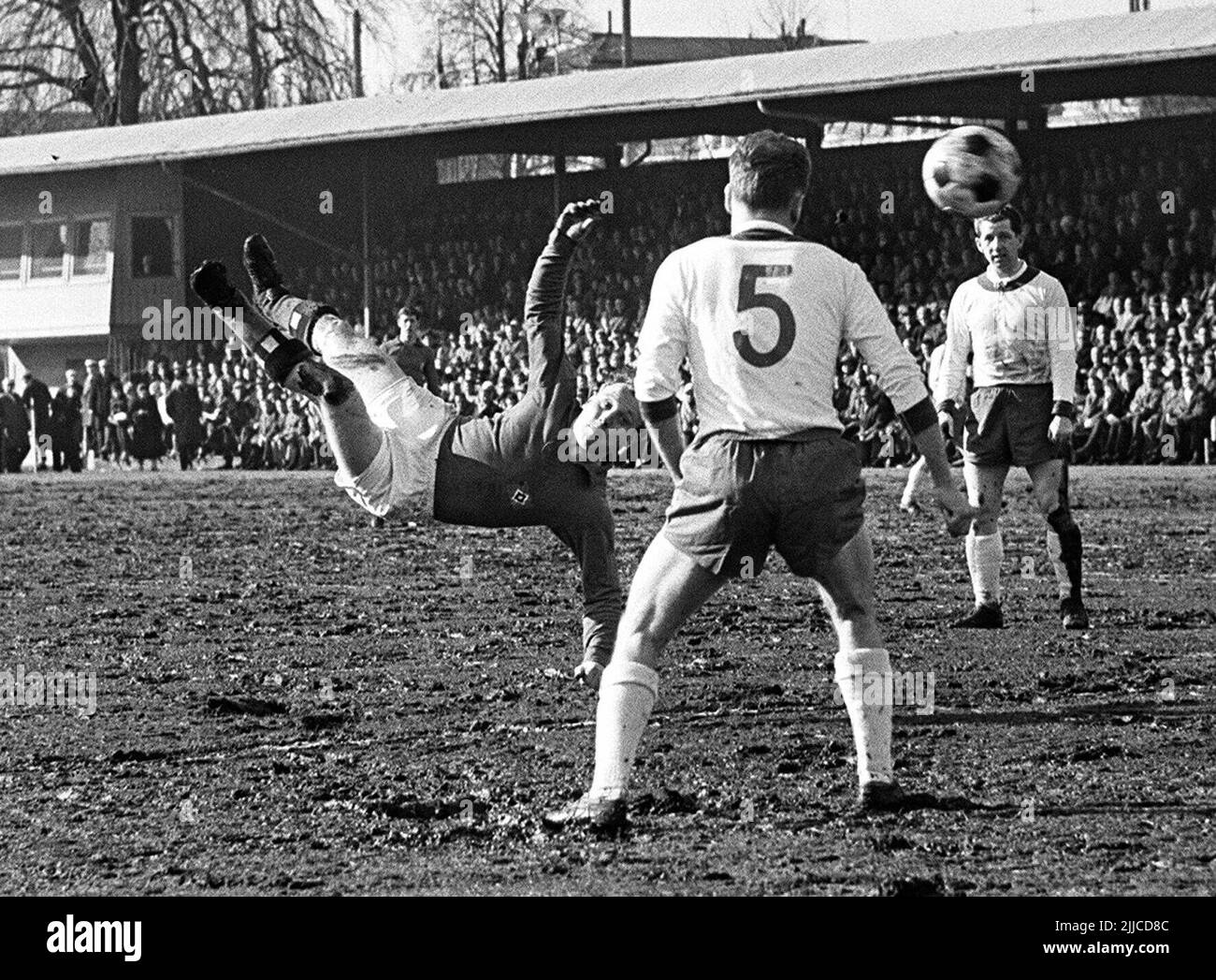 ARCHIVE PHOTO: UWE SEELER DIED AT THE AGE OF 85. Uwe SEELER, Germany, HSV Hamburg Hamburg Hamburg, with an overhead kick; r.: Willy SCHROEDER from SV Werder Bremen; black and white recording; 40 years of Bundesliga football. ? Stock Photo