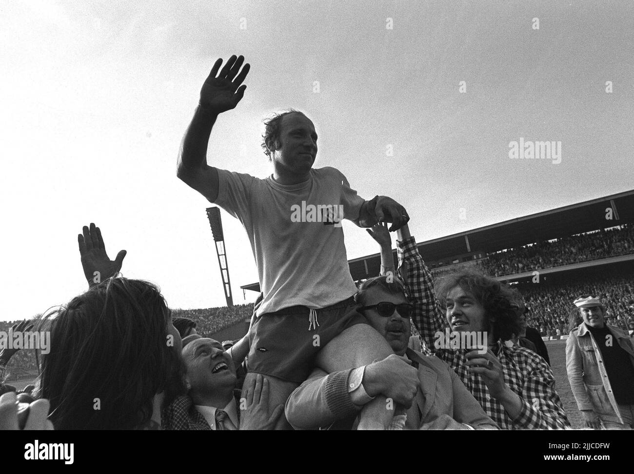 Hamburg, Deutschland. 21st July, 2022. ARCHIVE PHOTO: UWE SEELER DIED AT THE AGE OF 85. UWE SEELER is carried off the pitch on the shoulders of his fans, waving, waving, QF football farewell game Uwe Seeler on May 1st, 1972 in Hamburg? Credit: dpa/Alamy Live News Stock Photo