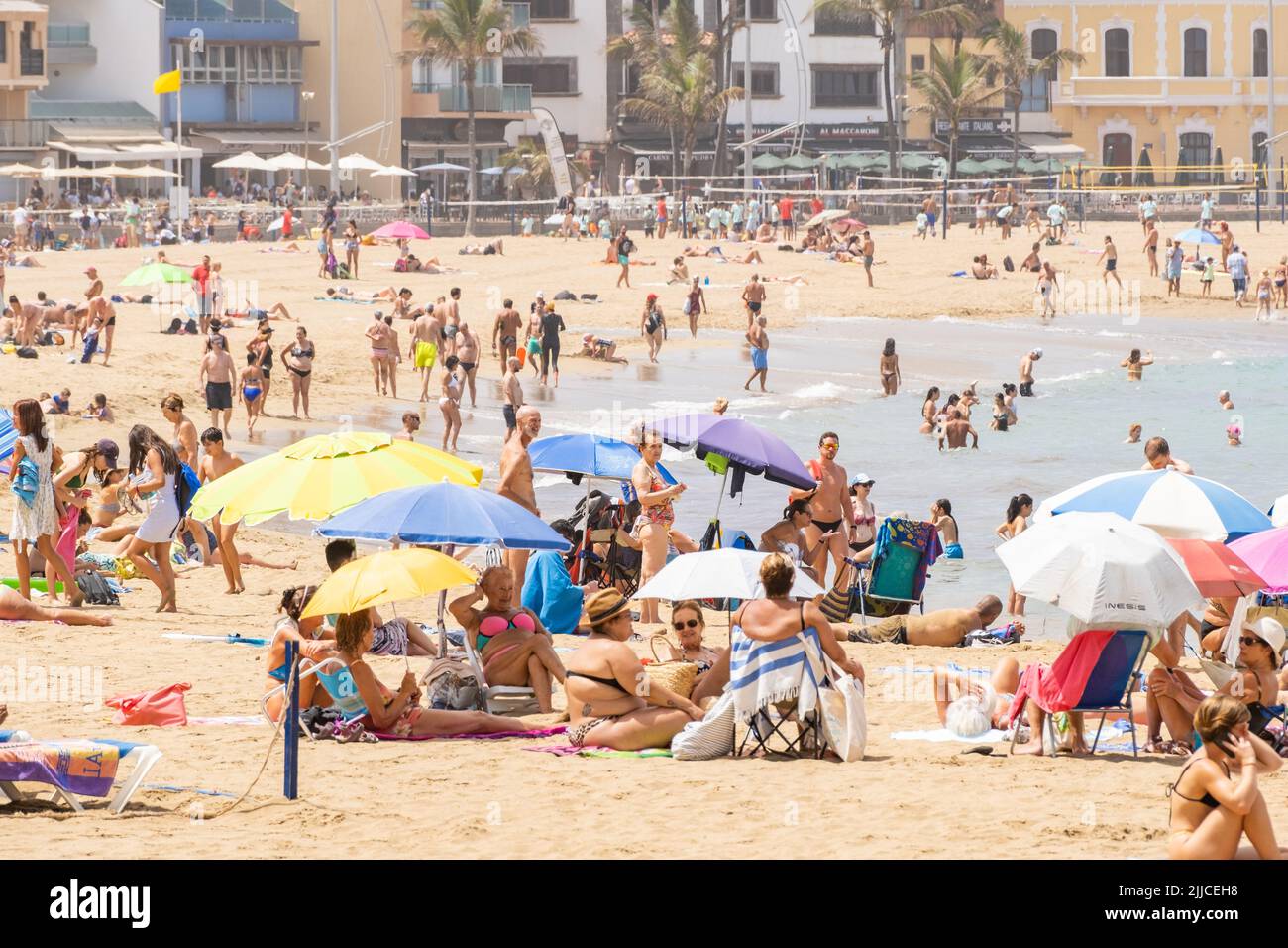 Las Palmas, Gran Canaria, Canary Islands, Spain. 25th July, 2022. Tourists, many from the UK, bask on the city beach in Las Palmas as temperatures hover around 40 degrees Celcius in some places on Gran Canaria during the current heatwave . Credit: Alan Dawson/ Alamy Live News. Stock Photo