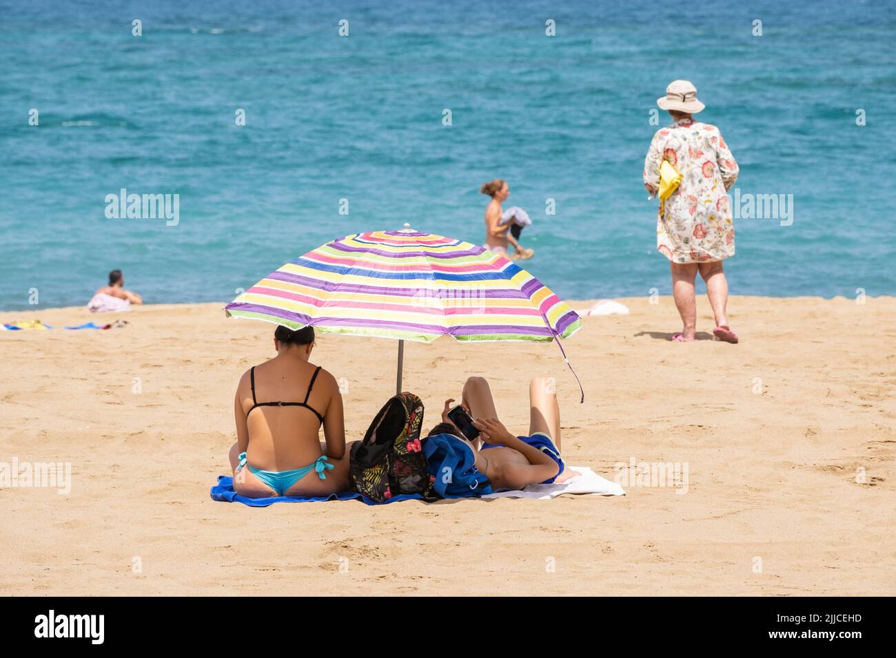 Las Palmas, Gran Canaria, Canary Islands, Spain. 25th July, 2022. Tourists, many from the UK, bask on the city beach in Las Palmas as temperatures hover around 40 degrees Celcius in some places on Gran Canaria during the current heatwave . Credit: Alan Dawson/ Alamy Live News. Stock Photo