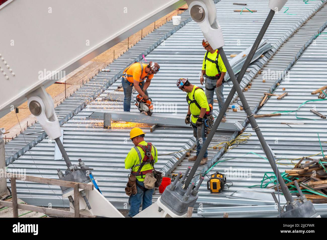 Detroit, Michigan - Workers construct the bridge deck on the new Second Avenue bridge over Interstate 94. The 5,000,000-pound structure is a network t Stock Photo