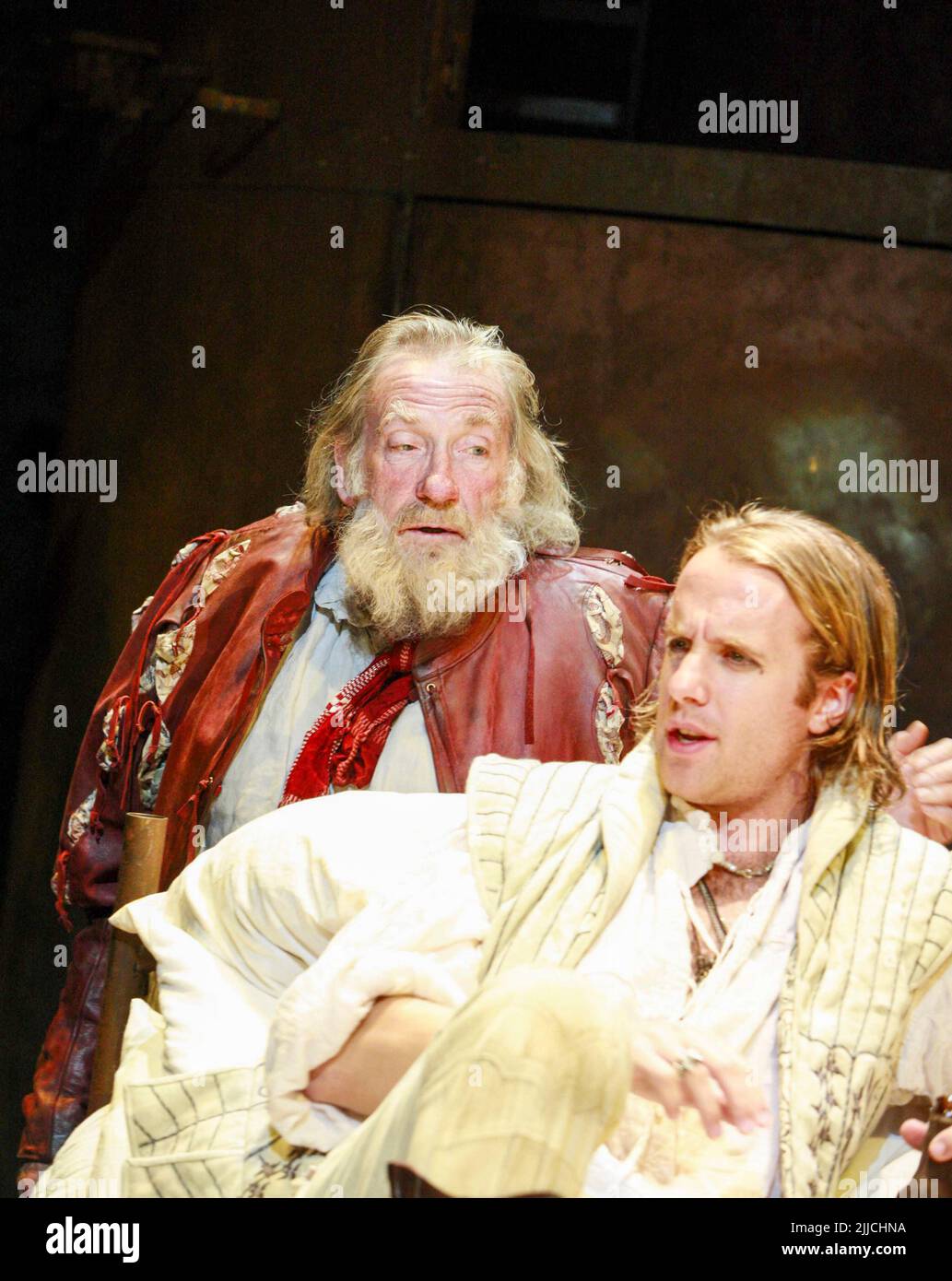 l-r: David Warner (Sir John Falstaff), Geoffrey Streatfeild (Prince Henry / Hal) in HENRY IV part i by Shakespeare at the Royal Shakespeare Company (RSC), Courtyard Theatre, Stratford-upon-Avon, England  16/08/2007  set design: Tom Piper  costumes: Emma Williams  lighting: Heather Carson  fights: Terry King  movement: Liz Ranken  director: Michael Boyd Stock Photo