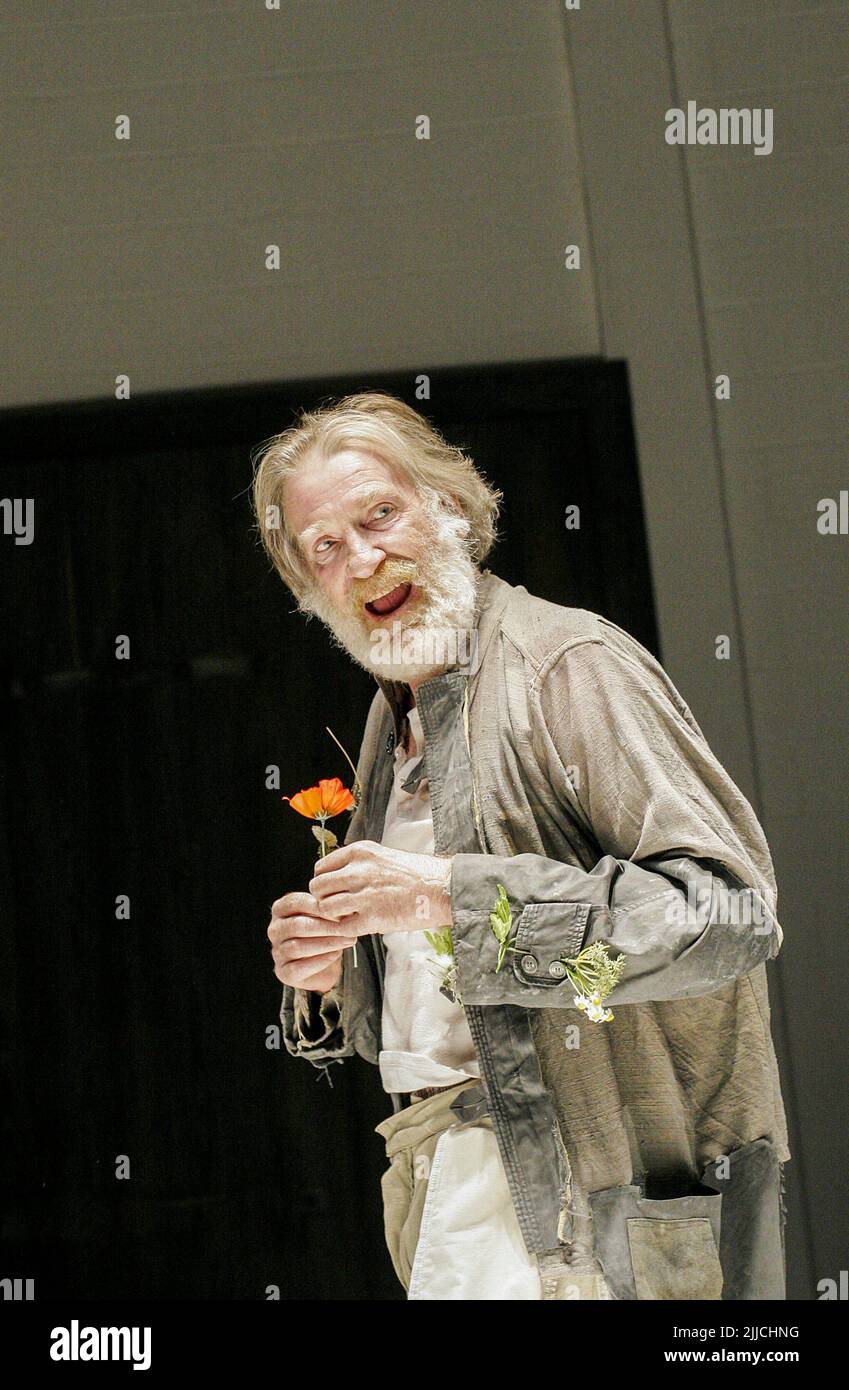 David Warner (King Lear) in KING LEAR by Shakespeare at the Minerva Theatre, Chichester Festival Theatre, West Sussex, England  17/05/2005 design: Alison Chitty  lighting: Paul Pyant  movement: Toby Sedgwick  director: Steven Pimlott Stock Photo
