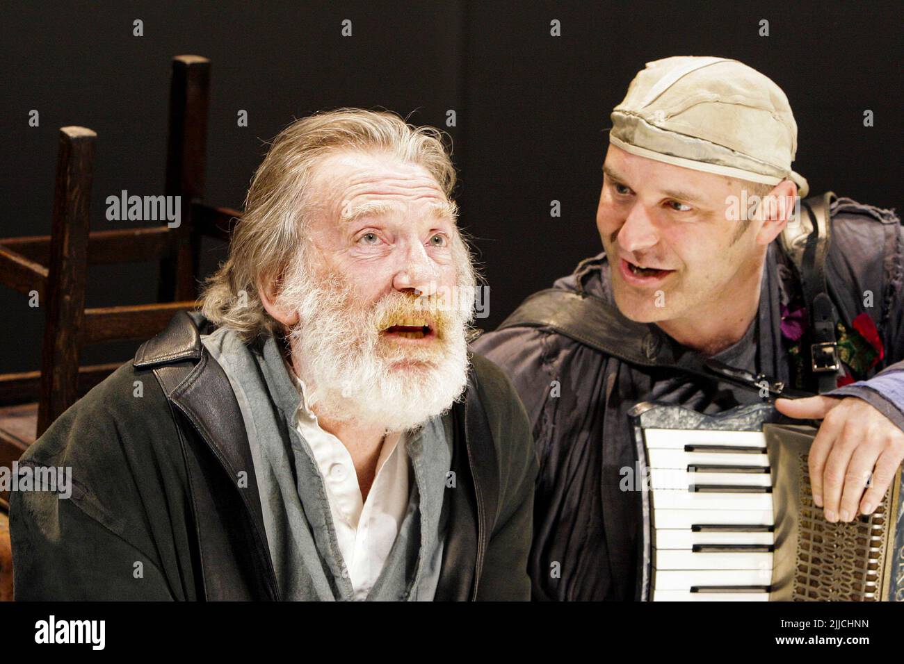 l-r: David Warner (King Lear), John Ramm (Fool) in KING LEAR by Shakespeare at the Minerva Theatre, Chichester Festival Theatre, West Sussex, England  17/05/2005 design: Alison Chitty  lighting: Paul Pyant  movement: Toby Sedgwick  director: Steven Pimlott Stock Photo