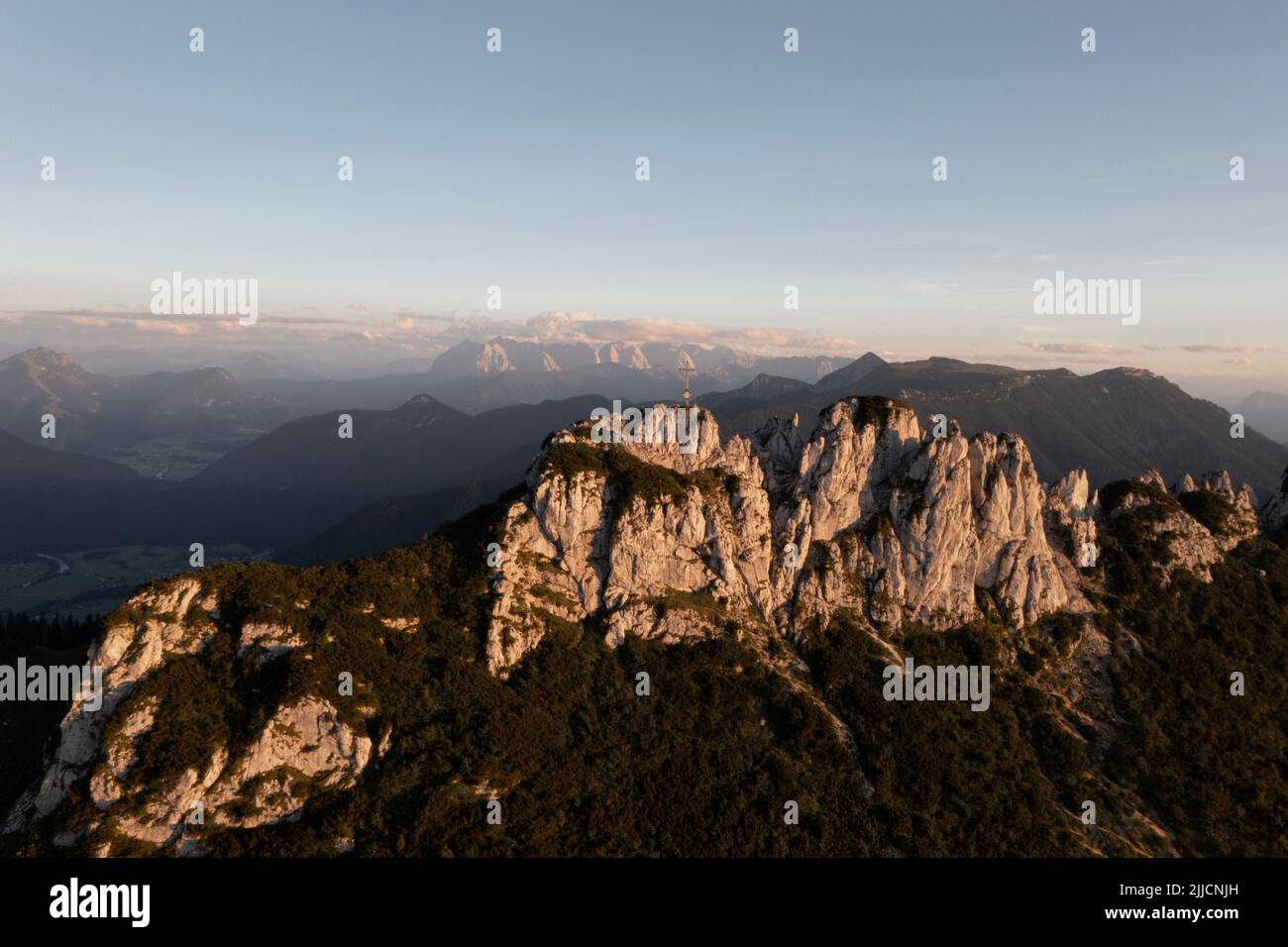 Die Kampenwand ist ein 1669 m ü. NHN hoher Berggipfel in den Chiemgauer Alpen. Sein Gipfelkreuz 