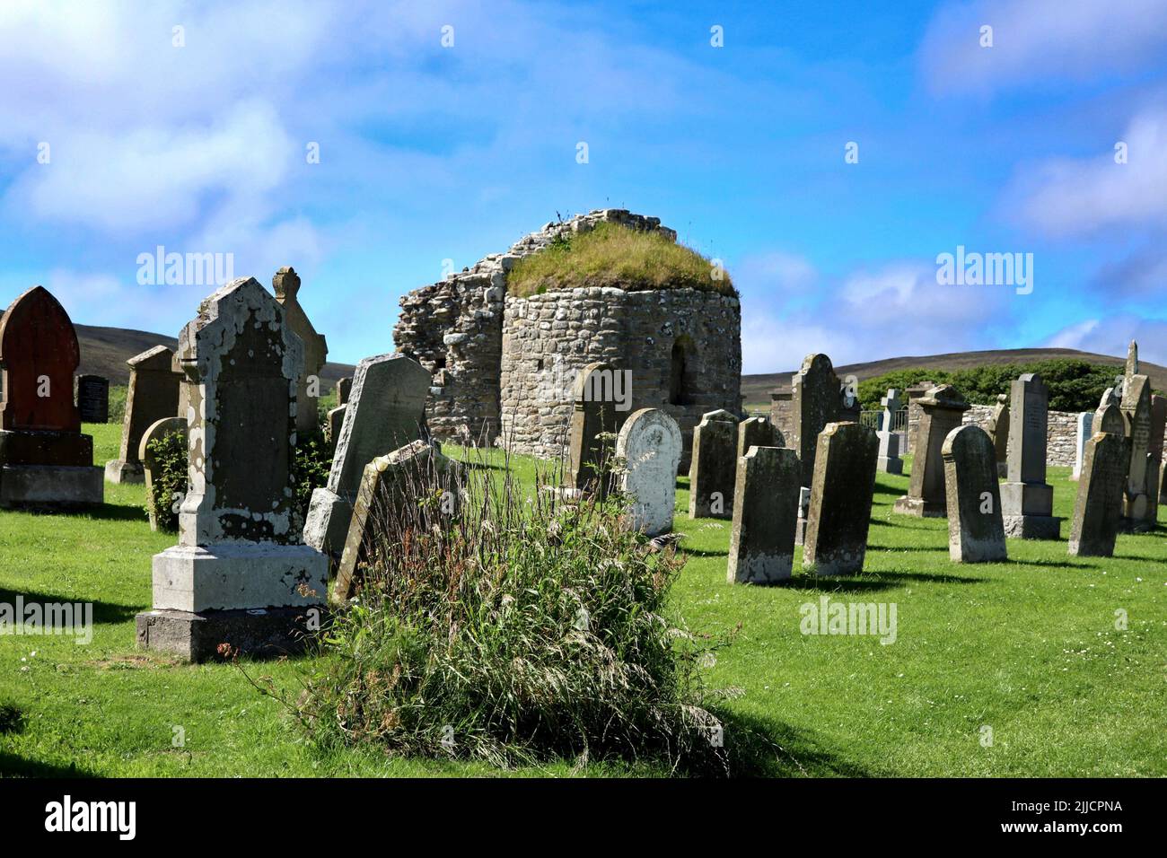 St. Nicholas round kirk ruins and St. Nicholas cemetery in Orphir Stock Photo
