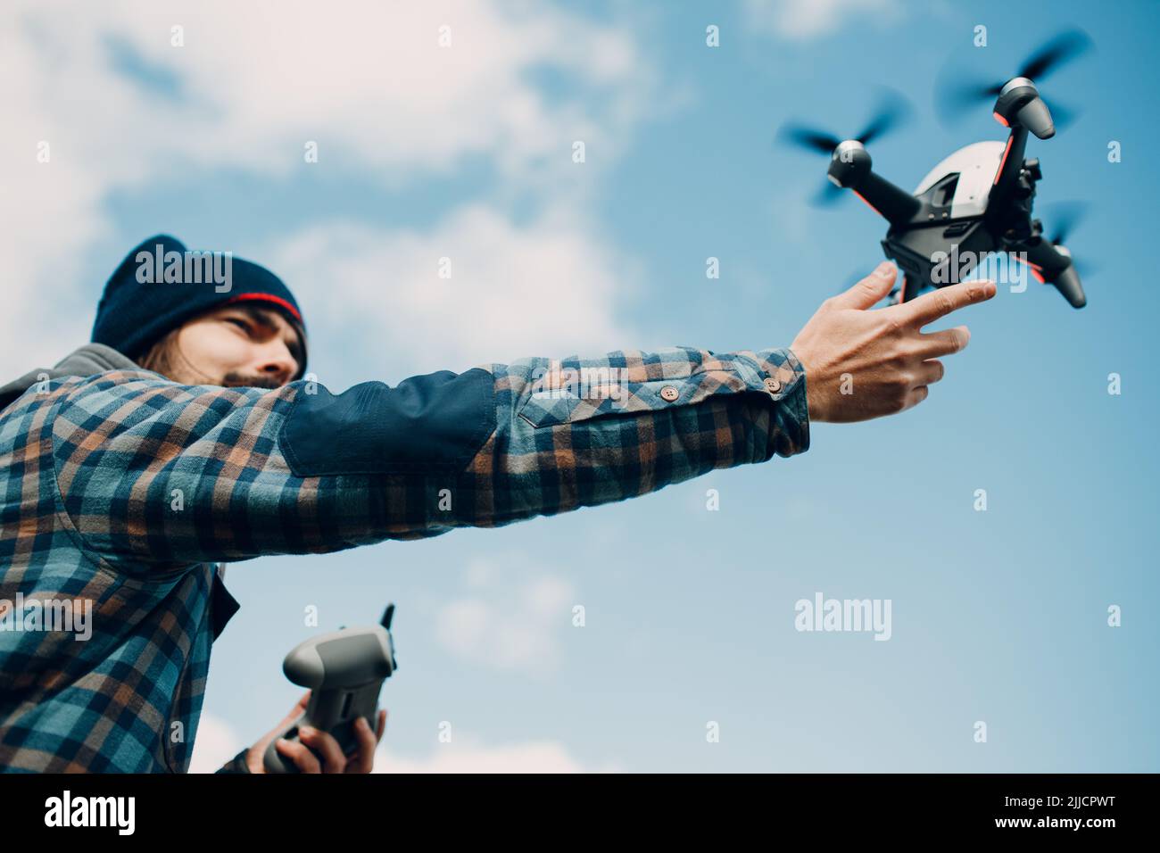 Беспилотные авиационные системы. Мужчина с квадрокоптером. Дрон для человека. Человек запускает дрон. Дети и беспилотники.