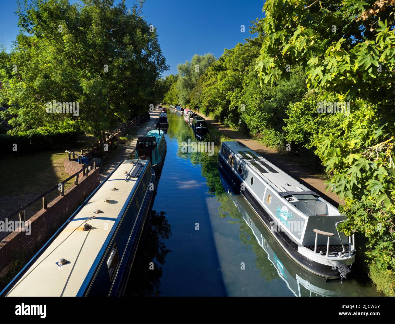Puttering around on houseboats is a quintessentially English leisure tradition. Oxford's waterways, canals, streams and rivers are a source of many tr Stock Photo