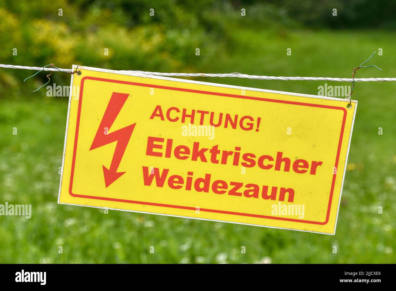 Elektrischer Weidezaun, Schild, Warnung, Weidezaun, Tafel, Warnung, Stromschlag, Gefahr, Blitz, Strom, Achtung, Pfeil, gelb, rot, Rechteckig, Rechteck Stock Photo