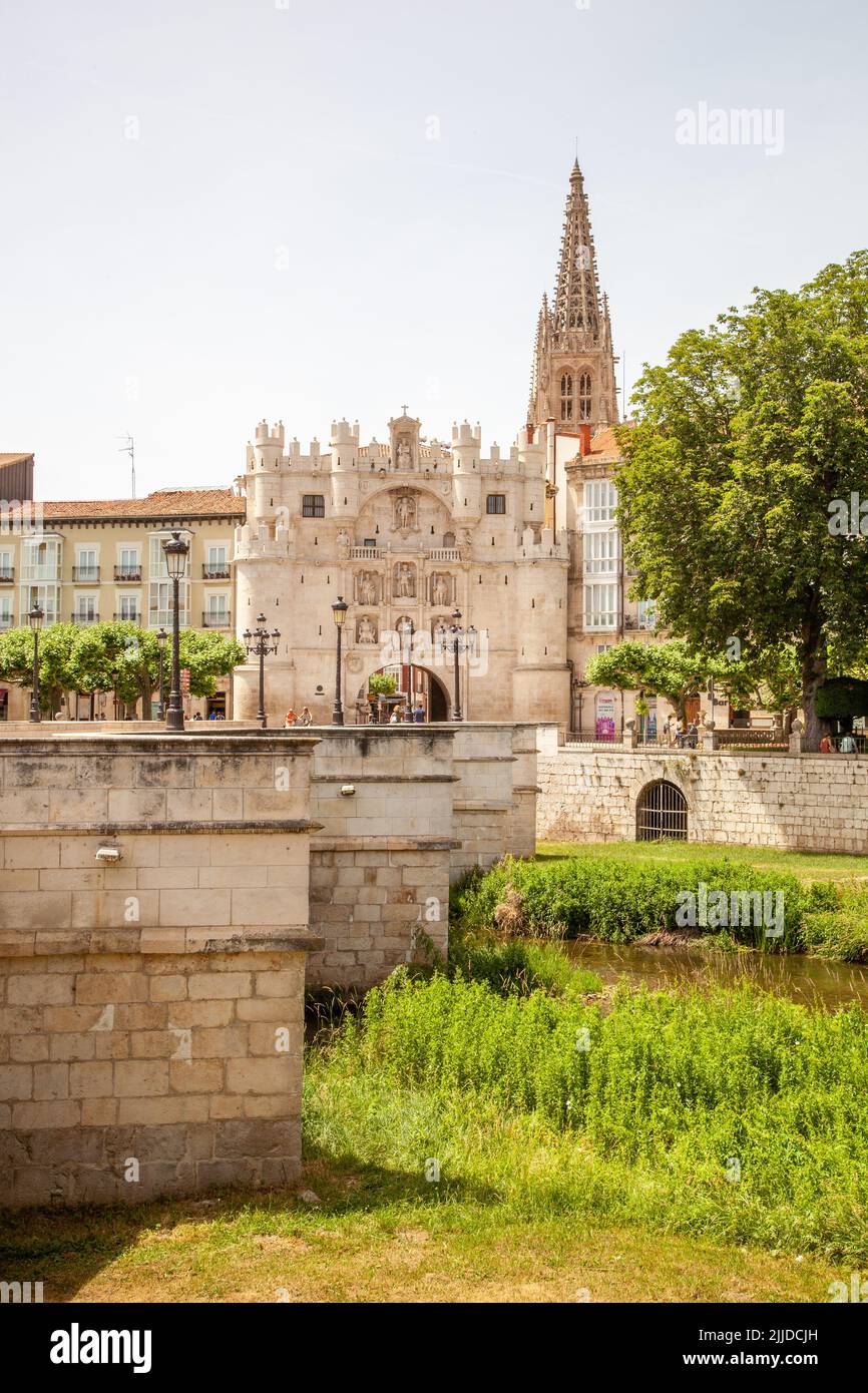 View over the bridge of Santa María outside the city gate of Santa