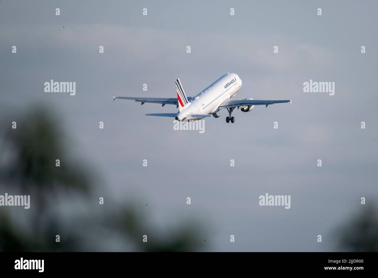 Copenhagen / DENMARK - JULY 22, 2022: Airbus A320, operated by Air France,  taking off from the Copenhagen airport CPH. Registration F-HEPB Stock Photo