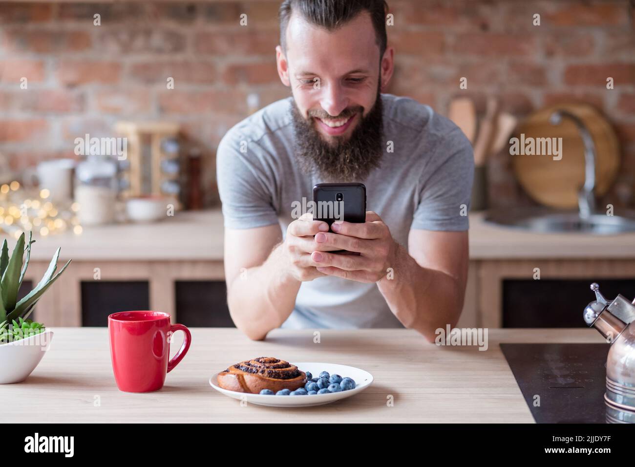 Man using mobile device hi-res stock photography and images - Alamy