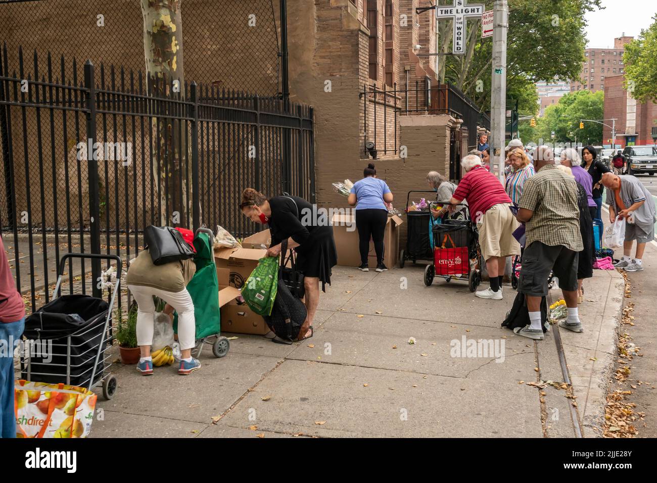 Clients at the Manor Community Church in Chelsea in New York which is distributing food from their food pantry on Sunday, July 17, 2022.  (© Richard B. Levine) Stock Photo