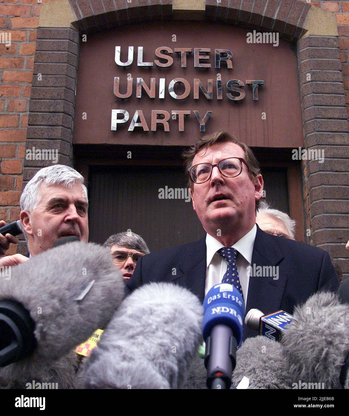 File photo dated 14/7/1999 of Ulster Unionist leader David Trimble with colleagues speak to the media, after the meeting of the Ulster unionist executive meeting broke up. The former Northern Ireland first minister has died, the Ulster Unionist Party has announced. Issue date: Monday July 25, 2022. Stock Photo