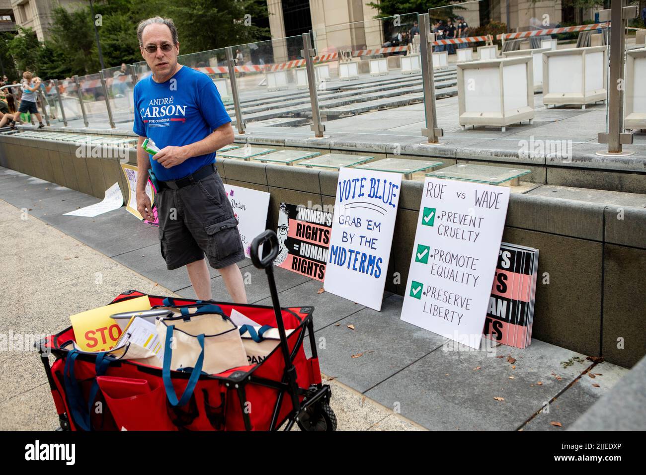 Indianapolis, Indiana, USA. 25th July, 2022. Indiana abortion debate draws protest crowds outside the Indiana Statehouse in downtown Indianapolis, Indiana on July 25, 2022. (Credit Image: © Lora Olive/ZUMA Press Wire) Stock Photo