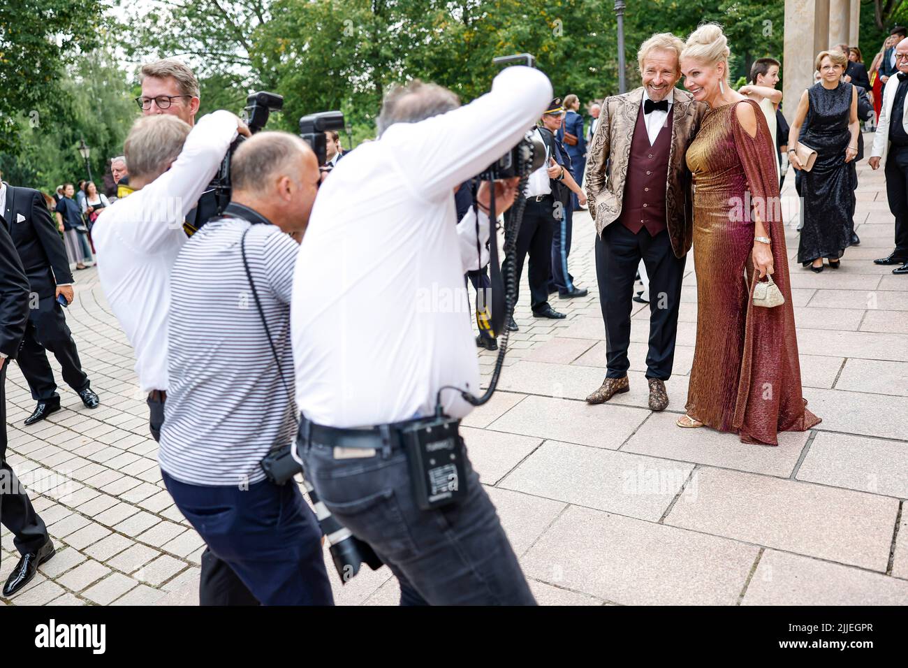 Bayreuth, Germany. 25th July, 2022. Photographers take pictures of Thomas Gottschalk (2nd from right) and his partner Karina Mroß (r) at the opening of the Bayreuth Richard Wagner Festival in the Festspielhaus on the Grüner Hügel. The festival begins this year with a new production of 'Tristan und Isolde. Credit: Daniel Löb/dpa/Alamy Live News Stock Photo