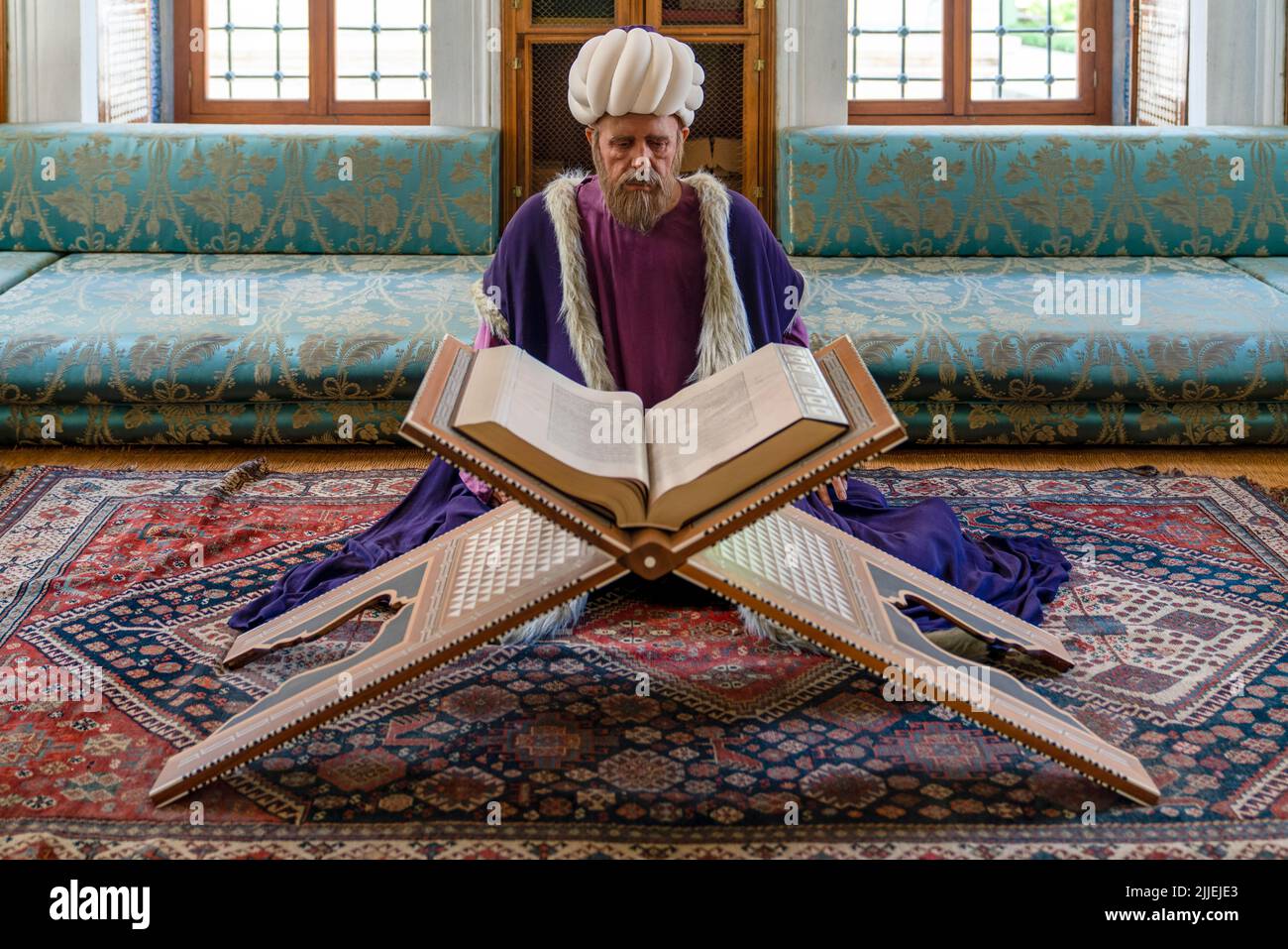 Largest carpet in Istanbul's Dolmabahçe Palace under restoration