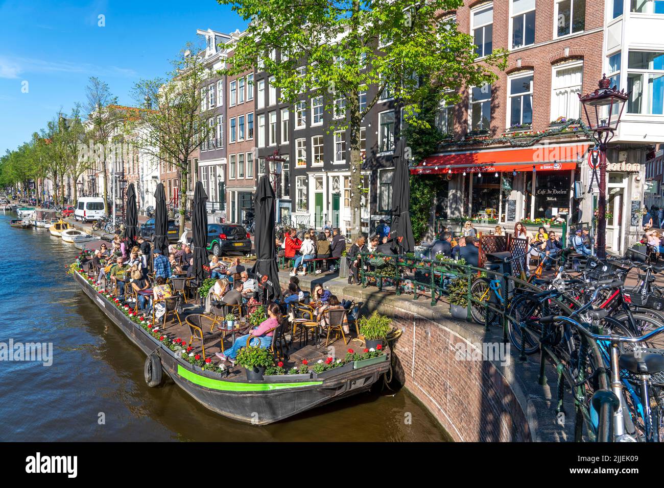 Houses on the Kloveniersburgwal canal, Old Town of Amsterdam, Canal Belt, Aluminiumbrug, Café with terrace on a pontoon boat, Amsterdam, Netherlands Stock Photo