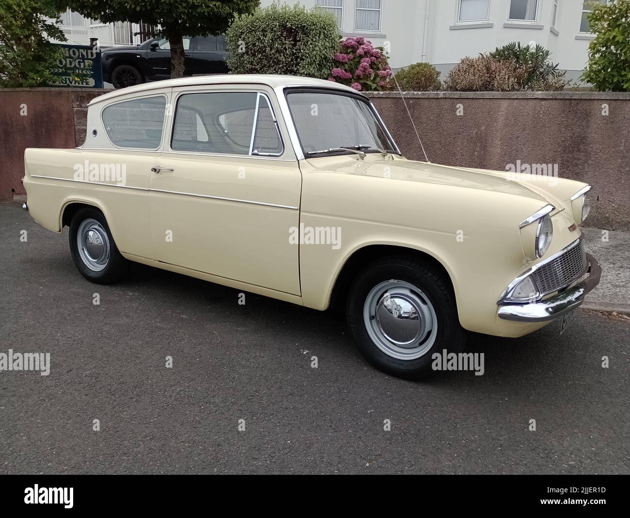 a-1961-ford-anglia-deluxe-parked-in-paignton-devon-england-uk-stock
