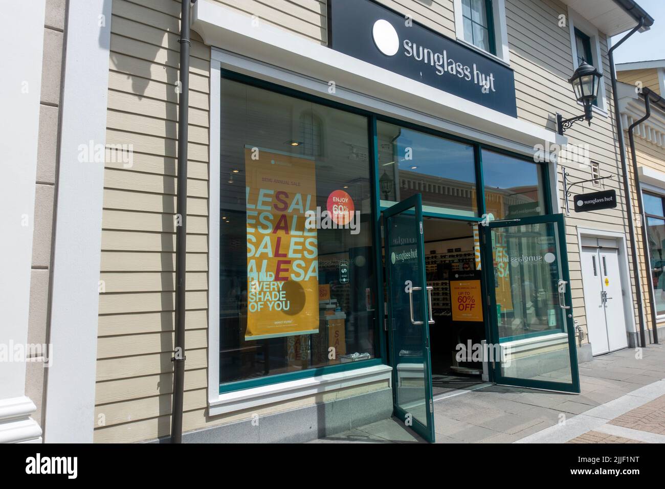 Sunglass hut store in mcarthur glen designer outlet hi-res stock  photography and images - Alamy