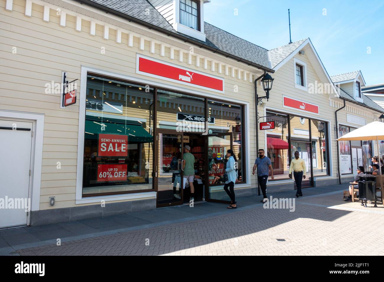 People entering puma store in mcarthur glen designer outlet hi-res stock  photography and images - Alamy