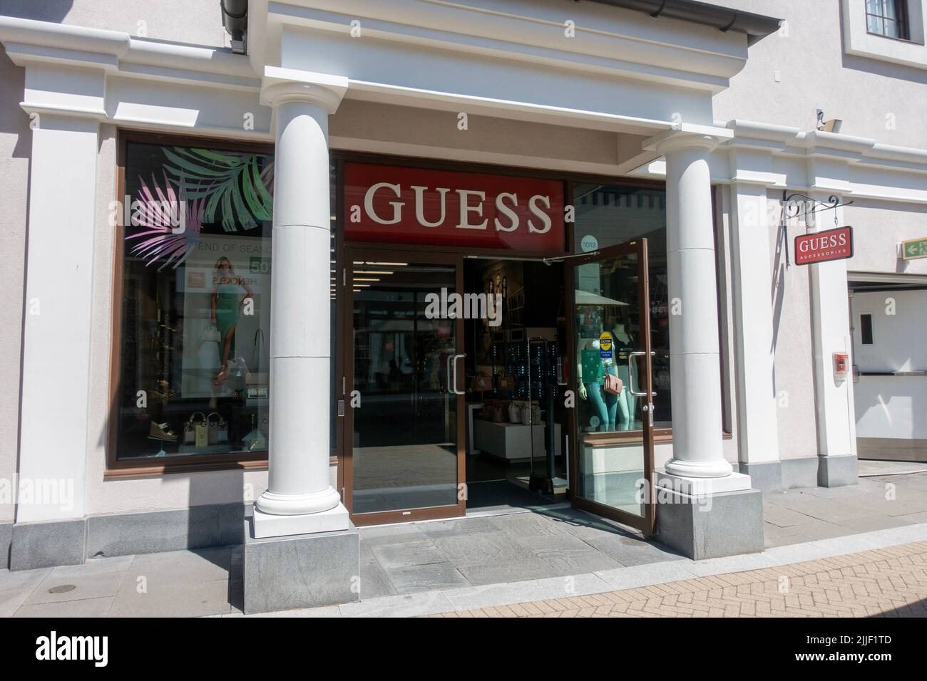 Guess store entrance in mcarthur glen designer outlet hi-res stock  photography and images - Alamy