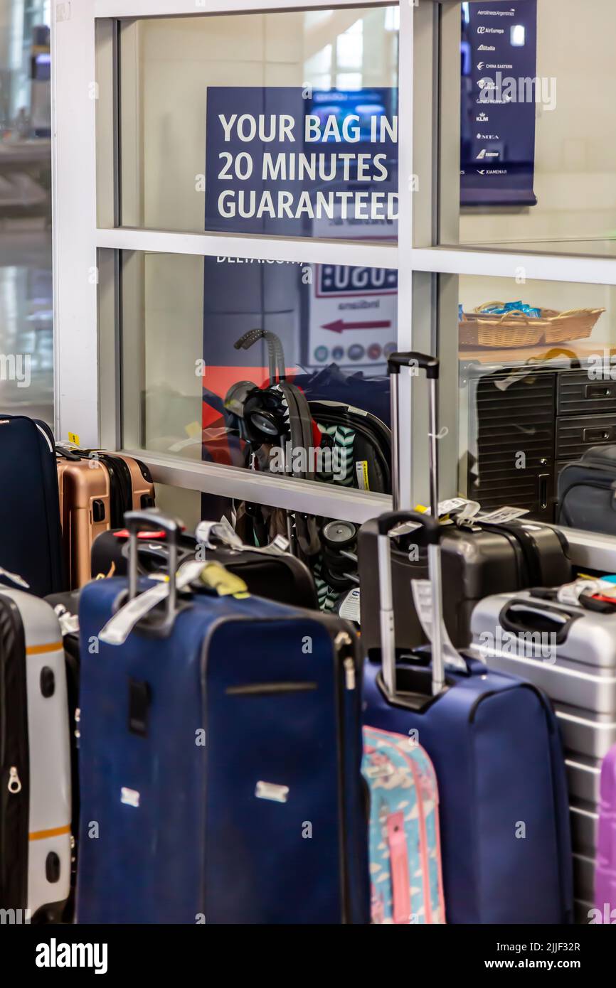 Delta baggage claim hi-res stock photography and images - Alamy